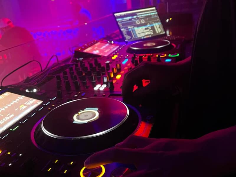 DJ-Pult mit zwei CDJs und Mixer in einem Club